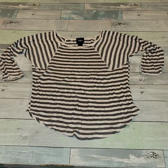 Daytrip Shirt/Top sz Medium - Picture 1 of 5